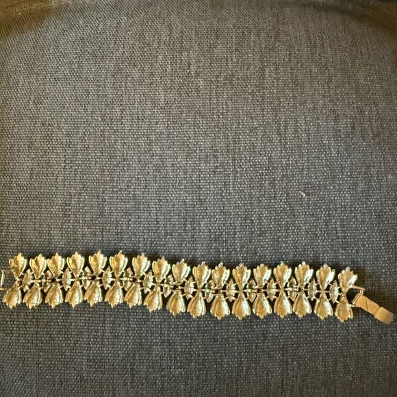 Vintage Coro Pegasus Silver Tone Bracelet with Leaf Motif Design. - Picture 3 of 6